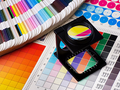 Contrôle des couleurs d’une épreuve à la loupe sur un nuancier d’impression