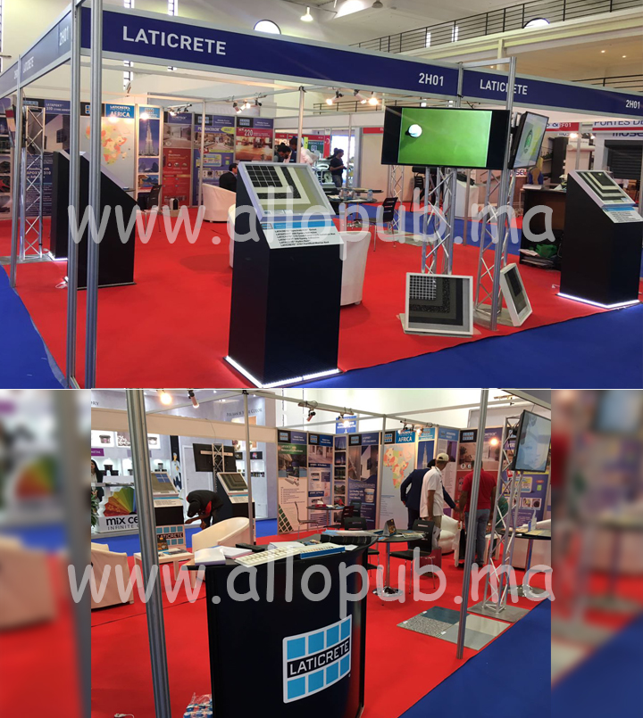 Stand d’exposition Laticrete avec écrans et comptoirs